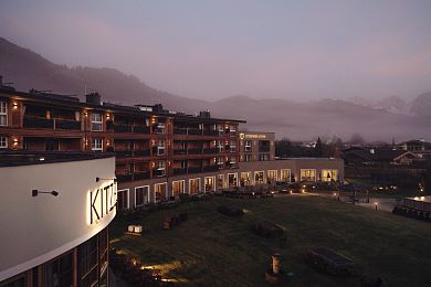 Die Kitzbühel Lodge vor Tirols Bergpanorama